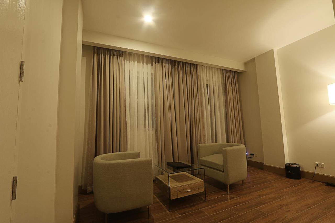 טגאיטאי Hotel Carlito Tagaytay מראה חיצוני תמונה